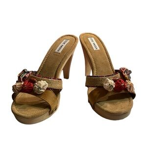 Steve Madden wooden lonaa heels. Heels are 4.5”. Bohemian style w/ poof flowers